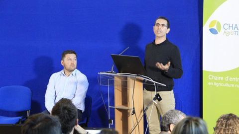 David Malavergne, de xarvio Digital Farming Solutions (à dr.), et Patrice Ballerini, agriculteur dans le Gers, ont présenté xarvio Field Manager. © L. PETIT