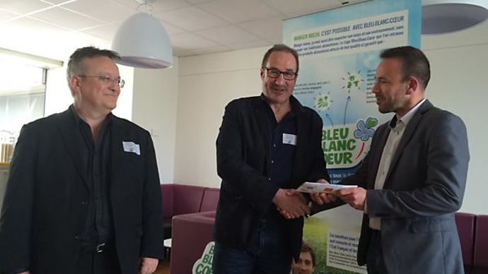 A droite, Julien Frémont, éleveur et adhérent de Terrena, reçoit son chéquier de bons cadeaux des mains de Jean-Pierre Pasquet, coprésident de Bleu-Blanc-Coeur en présence de Dominique Sauvage d'Orange. © H. LAURANDEL A droite, Julien Frémont, éleveur et adhérent de Terrena, reçoit son chéquier de bons cadeaux des mains de Jean-Pierre Pasquet, coprésident de Bleu-Blanc-Coeur en présence de Dominique Sauvage d'Orange. © H. LAURANDEL