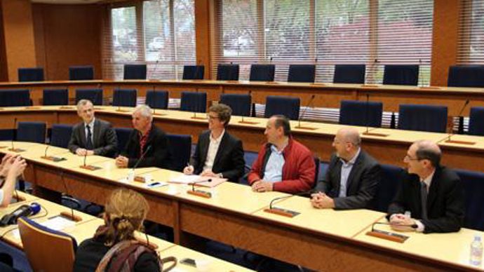 De gauche à droite, Ludovic Spiers, DG d'Agrial, Jacques Laborde, vice-président de l'OP légumes d'Agrial, Rémi Rocca, directeur achats de McDonald's France, Bernard Guillard, président de l'OP légumes, Pierre Méliet, DG de Florette Food Service et Bertrand Totel, directeur de la branche légumes d'Agrial. ©Agrial De gauche à droite, Ludovic Spiers, DG d'Agrial, Jacques Laborde, vice-président de l'OP légumes d'Agrial, Rémi Rocca, directeur achats de McDonald's France, Bernard Guillard, président