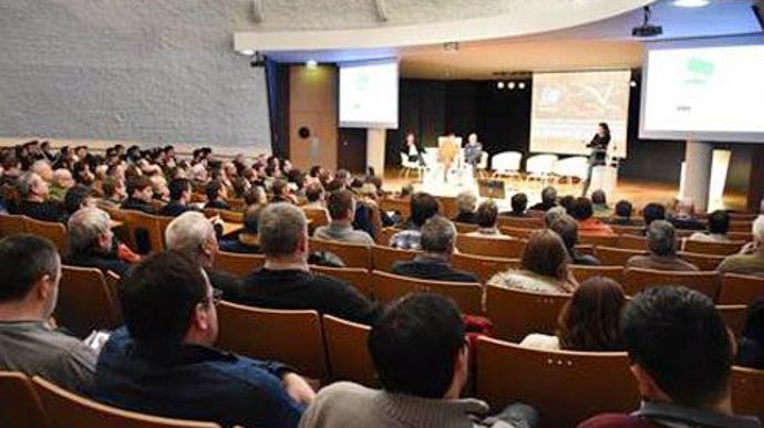 Près de 200 adhérents de la Scael ont découvert en détail la vie du sol et l'impact de leurs pratiques. © A. RICHARD  Près de 200 adhérents de la Scael ont découvert en détail la vie du sol et l'impact de leurs pratiques. © A. RICHARD 