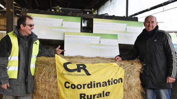 A Quiers-sur-Bézonde (Loiret), Marc Hautefeuille (à droite), céréalier à Neuville-sur-Essonne, livre symboliquement à son collègue, François Potteau, éleveur, près de 6 tonnes de blé. © A. RICHARD A Quiers-sur-Bézonde (Loiret), Marc Hautefeuille (à droite), céréalier à Neuville-sur-Essonne, livre symboliquement à son collègue, François Potteau, éleveur, près de 6 tonnes de blé. © A. RICHARD