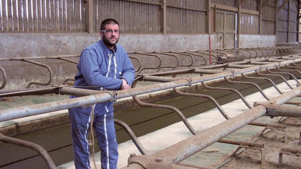 Pierre Gilles s'est installé avec ses parents en 2002 avec un quota de 459 000 l. En 2004, son frère Benoît l'a augmenté à 560 000 l. Depuis, des attributions départementales ont porté le quota laiterie à 680 000 l.© C.H. Pierre Gilles s'est installé avec ses parents en 2002 avec un quota de 459 000 l. En 2004, son frère Benoît l'a augmenté à 560 000 l. Depuis, des attributions départementales ont porté le quota laiterie à 680 000 l.© C.H.