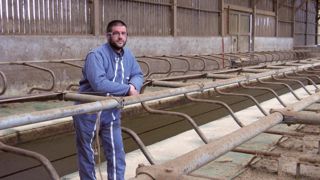 Pierre Gilles s'est installé avec ses parents en 2002 avec un quota de 459 000 l. En 2004, son frère Benoît l'a augmenté à 560 000 l. Depuis, des attributions départementales ont porté le quota laiterie à 680 000 l.© C.H. Pierre Gilles s'est installé avec ses parents en 2002 avec un quota de 459 000 l. En 2004, son frère Benoît l'a augmenté à 560 000 l. Depuis, des attributions départementales ont porté le quota laiterie à 680 000 l.© C.H.