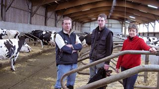 Régine, Nicolas, et Emmanuel Legentil : « Nous apprécions que les vaches puissent manger toutes en même temps au cornadis. » © C. H. Régine, Nicolas, et Emmanuel Legentil : « Nous apprécions que les vaches puissent manger toutes en même temps au cornadis. » © C. H.