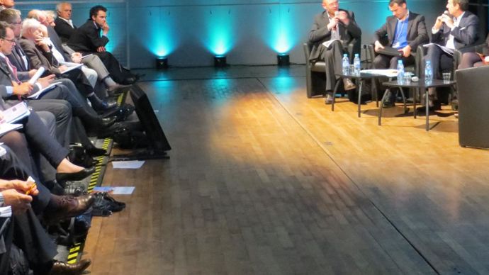 Les participants ont échangé sur quatre sujets de préoccupation : les besoins en recherche et développement et en formation, le soutien aux PME de la filière, les solutions de biocontrôle pour l'outre-mer, et enfin les ZNA. L'importance d'évaluer les effets non intentionnels des produits de biocontrôle a notamment été soulignée.M. COISNE