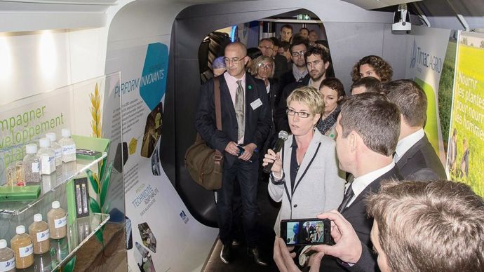 « L'opération nous donne l'occasion de toucher dans quinze villes des personnes en réflexion et en recherche d'emplois », expose Géraldine Chapelle, DRH de Timac Agro (au centre)..