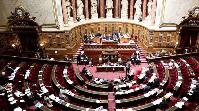 Cent soixante-quinze sénateurs ont donné leur feu vert au projet, cent trente-cinq s'y opposant.D. ALLARD/REA