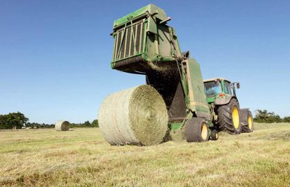 Le fournisseur recommande l'application de son nouveau conservateur notamment pour optimiser la conservation et la valeur alimentaire des foins et des enrubannages de luzerne.© SEÉASTIEN CHAMPION