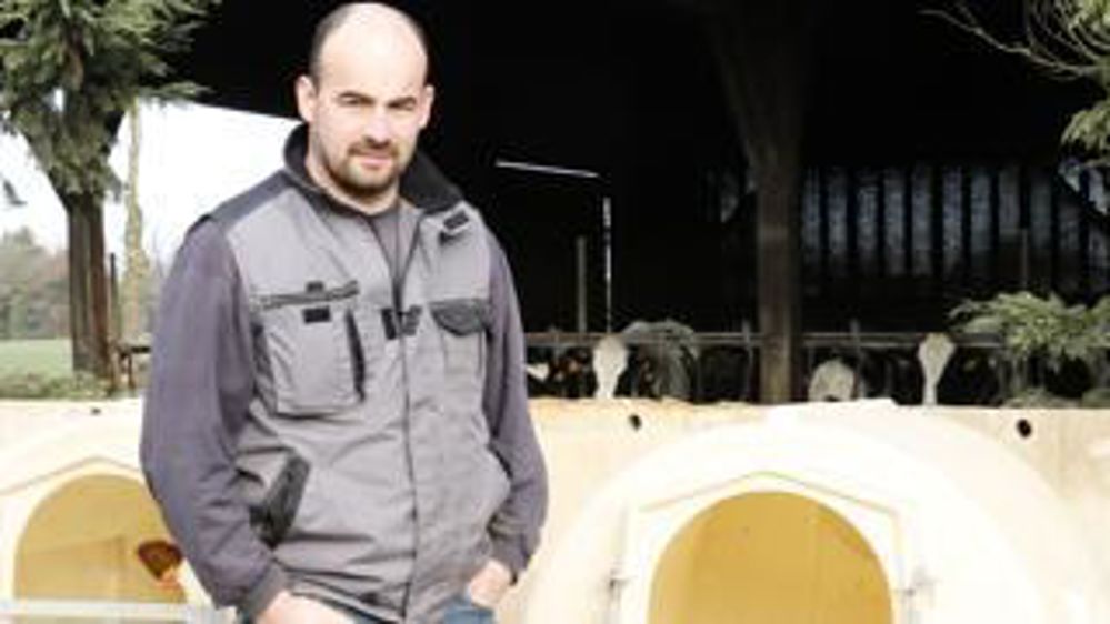 Chez Jérôme Tondeux, l’élevage des petites génisses jusqu’à 1 mois se fait en niche extérieure posée sur une palette.