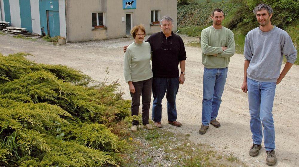 Damien Thiéblemont (à droite) s'est installé dans le Gaec familial en 1999, Franck, son frère, en 2003. Bernadette, leur mère, est toujours associée et Jean-Paul, leur père, à la retraite active depuis trois ans.© JEAN-MICHEL VOCORET Damien Thiéblemont (à droite) s'est installé dans le Gaec familial en 1999, Franck, son frère, en 2003. Bernadette, leur mère, est toujours associée et Jean-Paul, leur père, à la retraite active depuis trois ans.© JEAN-MICHEL VOCORET