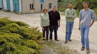 Damien Thiéblemont (à droite) s'est installé dans le Gaec familial en 1999, Franck, son frère, en 2003. Bernadette, leur mère, est toujours associée et Jean-Paul, leur père, à la retraite active depuis trois ans.© JEAN-MICHEL VOCORET Damien Thiéblemont (à droite) s'est installé dans le Gaec familial en 1999, Franck, son frère, en 2003. Bernadette, leur mère, est toujours associée et Jean-Paul, leur père, à la retraite active depuis trois ans.© JEAN-MICHEL VOCORET