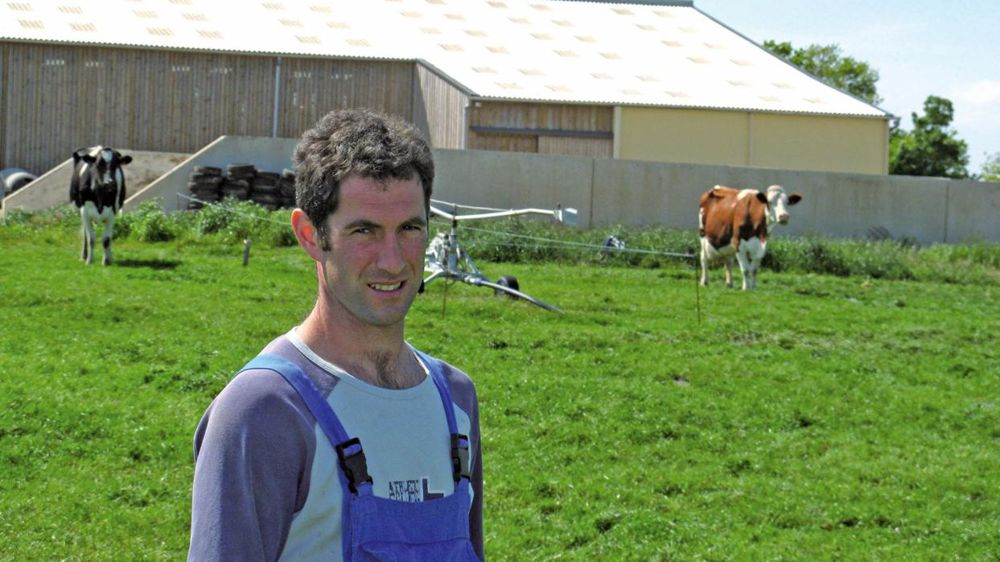 L'EXPLOITATION - À Arzal (Morbihan) - Gaec à trois associés - 828 000 l de quota - 120 vaches holsteins et montbéliardes (20 %) - 8 000 l de lait/vache à 42 de TB et 33,3 de TP - 35 allaitantes - 15 à 20 jeunes bovins vendus par an - 225 ha, dont 50 en maïs, 40 en blé, 6 en luzerne, 120 en prairie dont 35 en marais© PASCALE LE CANN L'EXPLOITATION - À Arzal (Morbihan) - Gaec à trois associés - 828 000 l de quota - 120 vaches holsteins et montbéliardes (20 %) - 8 000 l de lait/vache à 42 de TB et 33,3 de TP - 35 allaitantes - 15 à 20 jeunes bovins vendus par an - 225 ha, dont 50 en maïs, 40 en blé, 6 en luzerne, 120 en prairie dont 35 en marais© PASCALE LE CANN