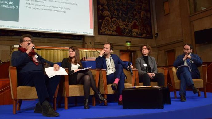 Une des tables rondes du colloque RSE du 23 janvier au Cese avec, de gauche à droite, Yves Huguet (expert RSE), Isabelle Jusserand (responsable RSE Interfel), Benjamin Perdreau (chargé RSE de La Coopération agricole), Marie-Laure d’Hoop (directrice RSE Jacquet Brossard) et Jean-Marc Callois (ministère de l’Agriculture).