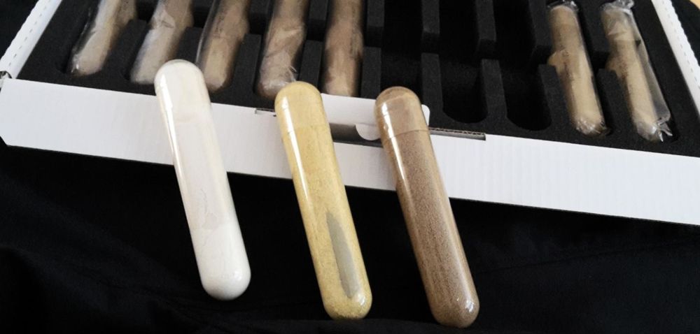 La gélule composée de gélatine comprend un prémélange sous forme de poudre, plusieurs petits bolus et un bolus de grande taille. 