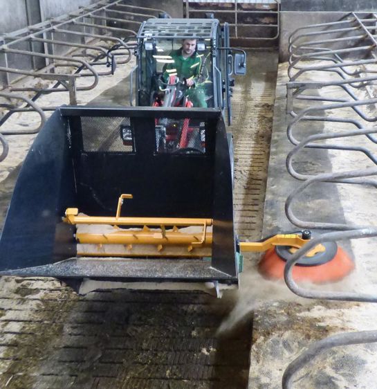 La brosse rotative à entraînement hydraulique est intégrée au godet et s'escamote après utilisation.