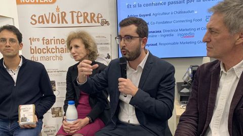 Adrien Guyard, producteur de blé pour la farine Savoir Terre (à g.), Alessandra Bonacasa (Prospérité fermière), Benjamin Gayraud (Axiane meunerie) et Stefano Volpi (Connecting Food) sur le stand de La Coopération agricole, le 27 février au Salon de l’agriculture. © R. FOURREAUX