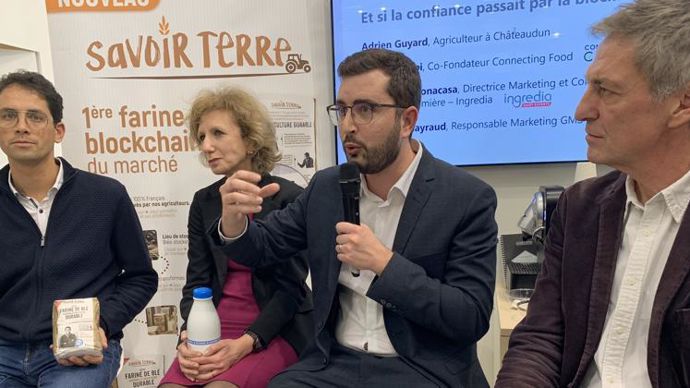 Adrien Guyard, producteur de blé pour la farine Savoir Terre (à g.), Alessandra Bonacasa (Prospérité fermière), Benjamin Gayraud (Axiane meunerie) et Stefano Volpi (Connecting Food) sur le stand de La Coopération agricole, le 27 février au Salon de l’agriculture. © R. FOURREAUX