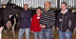 Marie-Jo et Denis Toquet ont su partager leur passion des vaches avec leurs fils Guillaume (à gauche) et Benoit. Marie-Jo et Denis Toquet ont su partager leur passion des vaches avec leurs fils Guillaume (à gauche) et Benoit.