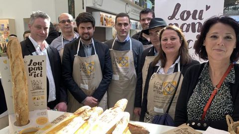 Sur le stand de La Coopération agricole, la filière céréalière locale, accompagnée de Bénédicte Martin, présidente de la commission agriculture de la Région Sud (à dr.), a présenté à Antoine Hacard (à g.), président de LCA Métiers du grain, la nouvelle baguette Sud. R. FOURREAUX