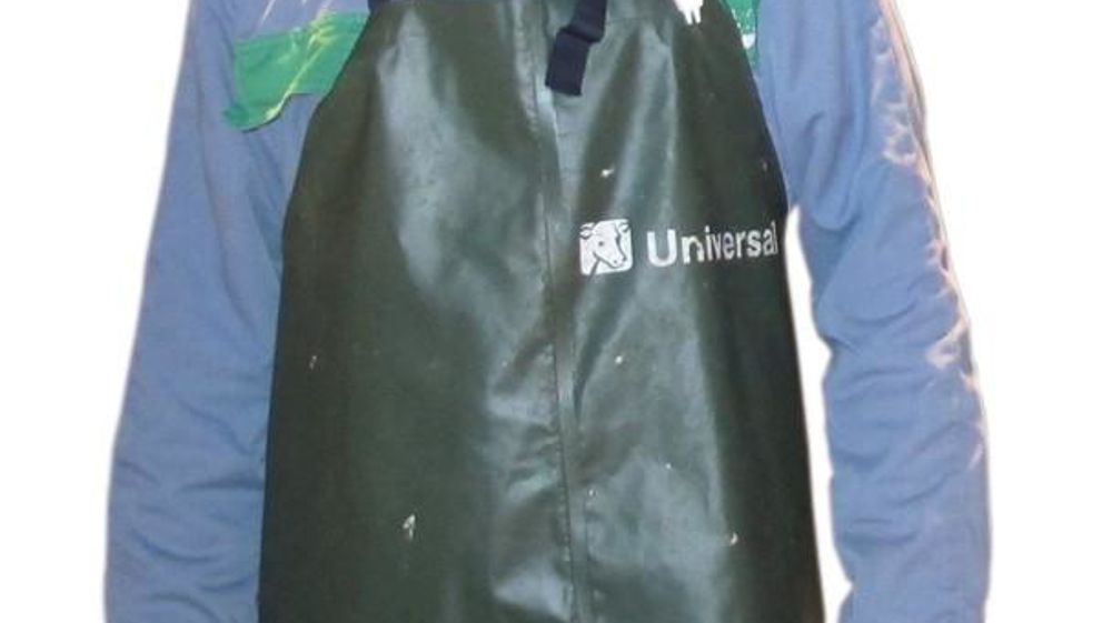 Simplicité d'utilisation. La cage de marque Mazeron est située en bout de couloir de sortie de la salle de traite sur une aire bétonnée. Là, un jeu de barrières intégrées à la cage permet à une personne seule d'orienter, puis de bloquer une vache sans difficulté. Pour améliorer le confort de travail, l'éleveur réfléchit désormais à adapter un moteur électrique sur la structure de la cage pour actionner les treuils autobloquants de levée des pattes.© J.P. Simplicité d'utilisation. La cage de marque Mazeron est située en bout de couloir de sortie de la salle de traite sur une aire bétonnée. Là, un jeu de barrières intégrées à la cage permet à une personne seule d'orienter, puis de bloquer une vache sans difficulté. Pour améliorer le confort de travail, l'éleveur réfléchit désormais à adapter un moteur électrique sur la structure de la cage pour actionner les treuils autobloquants de levée des pattes.© J.P.