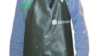 Simplicité d'utilisation. La cage de marque Mazeron est située en bout de couloir de sortie de la salle de traite sur une aire bétonnée. Là, un jeu de barrières intégrées à la cage permet à une personne seule d'orienter, puis de bloquer une vache sans difficulté. Pour améliorer le confort de travail, l'éleveur réfléchit désormais à adapter un moteur électrique sur la structure de la cage pour actionner les treuils autobloquants de levée des pattes.© J.P. Simplicité d'utilisation. La cage de marque Mazeron est située en bout de couloir de sortie de la salle de traite sur une aire bétonnée. Là, un jeu de barrières intégrées à la cage permet à une personne seule d'orienter, puis de bloquer une vache sans difficulté. Pour améliorer le confort de travail, l'éleveur réfléchit désormais à adapter un moteur électrique sur la structure de la cage pour actionner les treuils autobloquants de levée des pattes.© J.P.