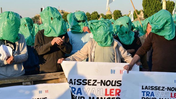 Les agriculteurs se disent « étouffés » par les normes, comme ici à Paris, place de la Concorde, le 24 juin.C. FAIMALI