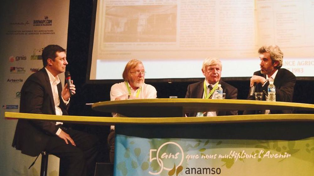 Dominique Poulain, (2e à gauche) maître de conférences à l'Agrocampus de Rennes, André Pouzet, directeur de l'Onidol-Cetiom et Laurent Verdier, sélectionneur colza pour Monsanto.F. JACQUEMOUD