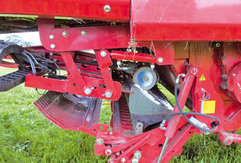 Grâce au dispositif d'affûtage Autocut, après basculement hydraulique de la barre de coupe, le cycle d'affûtage peut être mis en route.