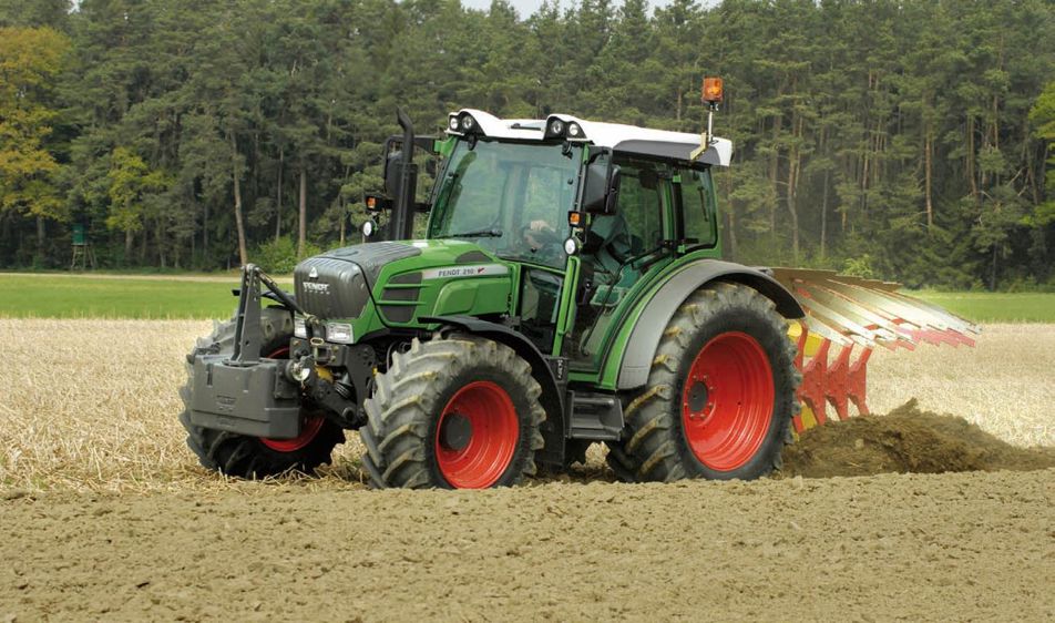 Les 200 Vario composent une gamme de tracteurs compacts avec un centre de gravité bas. La transmission propose une seule plage de vitesse pour travailler de 20 m à 40 km/h.