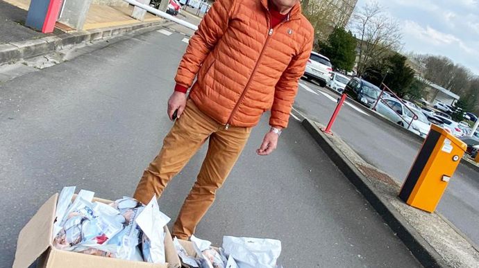 Philippe Mangin, président d’EMC2, est venu apporter en mains propres des équipements de protection individuelle à l’hôpital de Verdun (Meuse). © EMC2