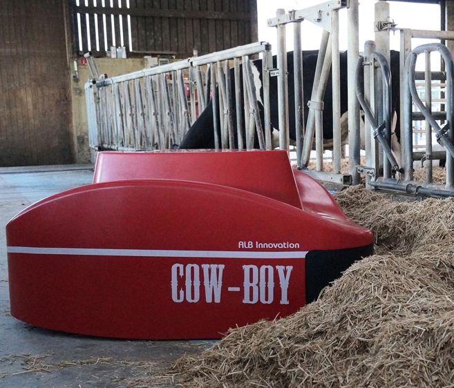 Le robot Cow-Boy assure les fonctions de pousse-fourrage et de racleur de refus.