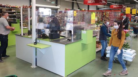 Tous les points de contact avec la clientèle ont été équipés pour garantir la sécurité des salariés comme des clients, comme ici sur le site d’Oloron-Sainte-Marie (Pyrénées-Atlantiques). © C. POEYDOMENDE/EURALIS