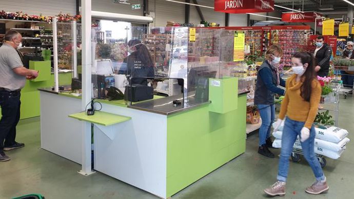 Tous les points de contact avec la clientèle ont été équipés pour garantir la sécurité des salariés comme des clients, comme ici sur le site d’Oloron-Sainte-Marie (Pyrénées-Atlantiques). © C. POEYDOMENDE/EURALIS