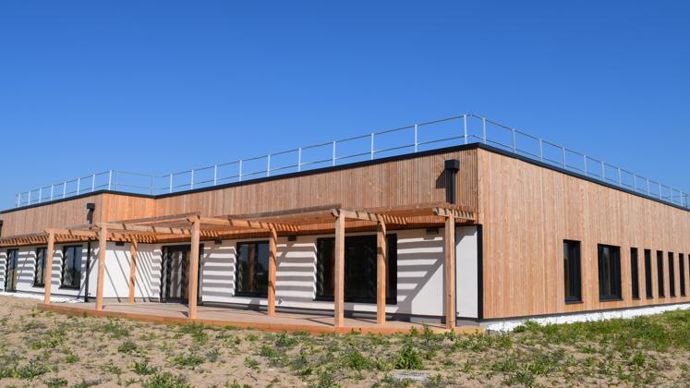 Démarrée en juillet 2019, la construction du siège social se termine ces jours-ci avec la pose de panneaux photovoltaïques. © A. MABIRE