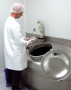À Drongen (Belgique), les produits d'hygiène de traite Delaval sont fabriqués selon les mêmes normes de non contamination que les médicaments. À Drongen (Belgique), les produits d'hygiène de traite Delaval sont fabriqués selon les mêmes normes de non contamination que les médicaments.