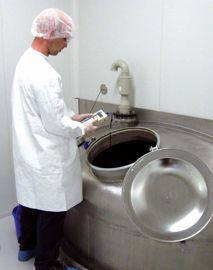 À Drongen (Belgique), les produits d'hygiène de traite Delaval sont fabriqués selon les mêmes normes de non contamination que les médicaments. À Drongen (Belgique), les produits d'hygiène de traite Delaval sont fabriqués selon les mêmes normes de non contamination que les médicaments.