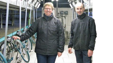 Installée en 2011, la salle de traite par l'arrière 2 x 10 postes offre de bonnes conditions de travail. Un prérequis important, car pour assurer la qualité de la traite, ils sont toujours deux trayeurs présents matin et soir. © J.P.