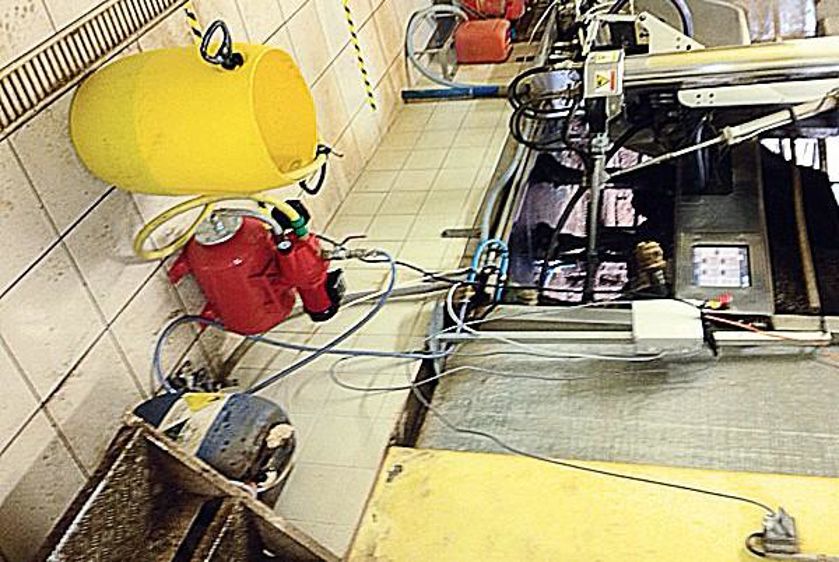 L'équipement est composé d'un bidon de Bactivor, d'un surpresseur piloté par un automate qui déclenche la pulvérisation sur la partie inférieure des membres lorsqu'une vache est détectée par la cellule photoélectrique du robot. 