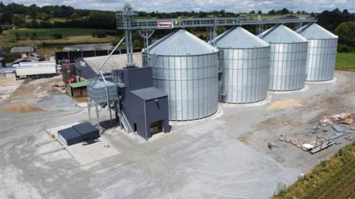 Avec leurs quatre nouvelles cellules métalliques prêtes pour la moisson, les Ets Rebours possèdent aujourd’hui 20 000 t de stockage.