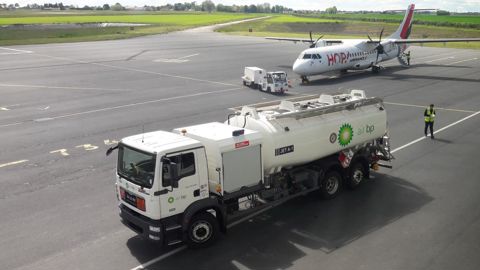 Ce programme va dans le sens du plan de relance « vert » post-Covid de l’aviation prévu par le gouvernement. Ici, plein de carburant à l’aéroport de Caen-Carpiquet. © A. DUFUMIER