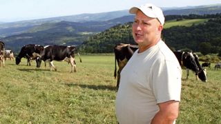Début septembre, les 74 prim'holsteins pâturaient la parcelle la plus éloignée et la plus haute de l'exploitation, à 1 100 m d'altitude : 40 ha d'un seul tenant dont une partie cette année a été fauchée en troisième coupe. « Depuis longtemps, je savais travailler l'herbe et je connaissais le potentiel d'une partie de mes prairies », déclare Pascal Servier. Début septembre, les 74 prim'holsteins pâturaient la parcelle la plus éloignée et la plus haute de l'exploitation, à 1 100 m d'altitude : 40 ha d'un seul tenant dont une partie cette année a été fauchée en troisième coupe. « Depuis longtemps, je savais travailler l'herbe et je connaissais le potentiel d'une partie de mes prairies », déclare Pascal Servier.