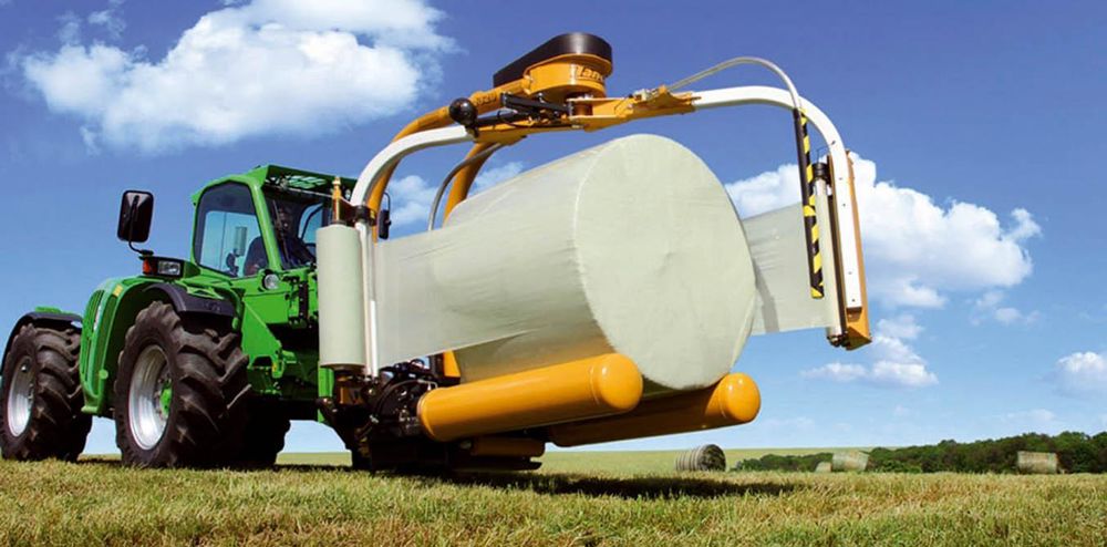 Cette enrubanneuse est équipée de deux bras satellites repliables.