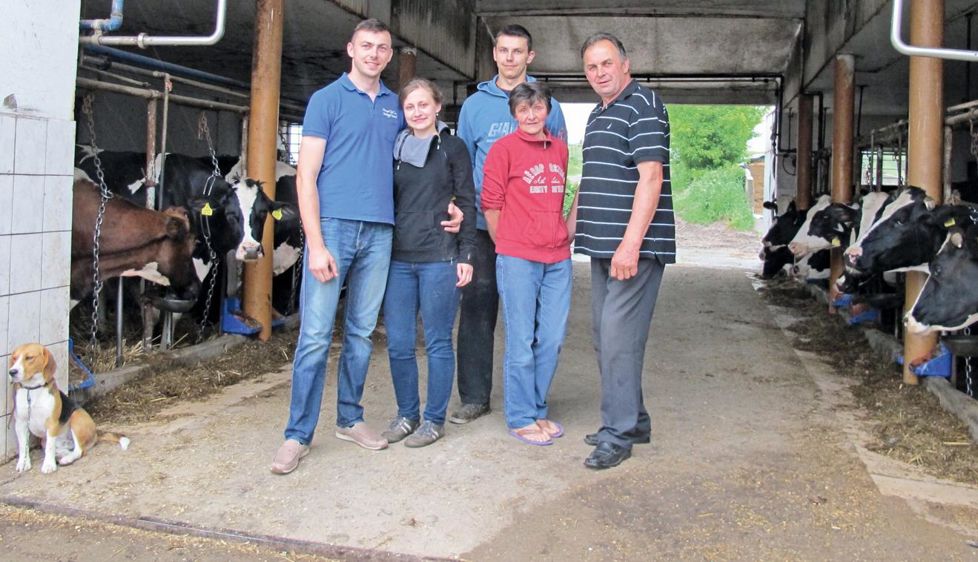 La dynamique impulsée par Janina et Witold Marchlewski se poursuit. Leur fils Michal (à gauche) les rejoint tandis que sa femme Barbara, ingénieur en agro-alimentaire, n'exclut pas de le faire à terme. Le second fils, Wojtek, donne un coup de main pendant les vacances scolaires.© C.H.