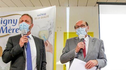 « C’est notre niveau d’exigence qui nous donne l’agilité dont les marchés ont besoin », soulignait Arnaud Fossey (à g.), président de la coopérative d’Isigny Sainte-Mère, le 4 septembre en AG. À droite, Daniel Delahaye, le DG. © A. DUFUMIER