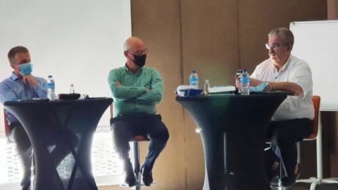 « Outre le blé, les annonces de l’AGPM sur le maïs nous préoccupent », a souligné François Cholat (à dr.), président du Snia, lors de l’AG statutaire du syndicat, le 16 septembre à Rennes. © SNIA