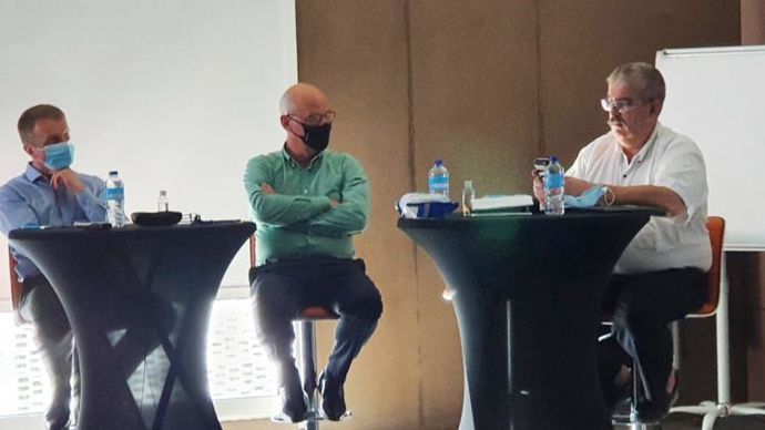 « Outre le blé, les annonces de l’AGPM sur le maïs nous préoccupent », a souligné François Cholat (à dr.), président du Snia, lors de l’AG statutaire du syndicat, le 16 septembre à Rennes. © SNIA