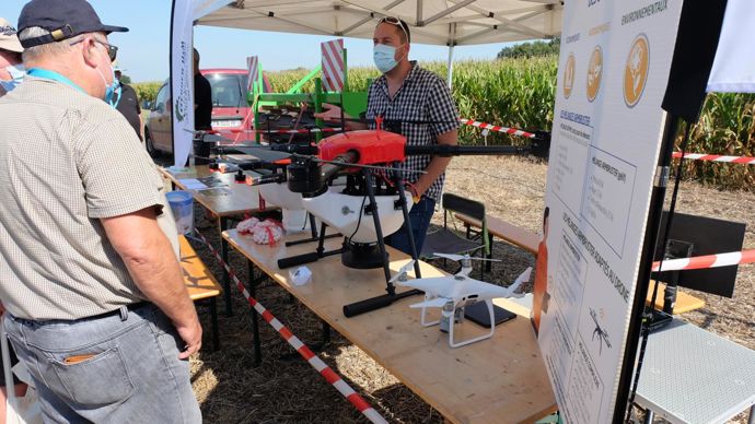 250 agriculteurs ont parcouru les allées de la plateforme technique d’Heidolsheim (Bas-Rhin) du groupe Armbruster. Ici, le drone de la société Aérovision capable d’épandre un couvert sur un hectare en cinq minutes. © C. REIBEL