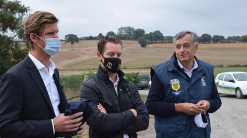 Rémy Rocca, de McDonald’s France (à g.), Julien Canal, de McDonald’s Le Mans et Yves de la Fouchardière, de la Cafel, le 23 septembre à Neuville-sur-Sarthe. © A. MABIRE
