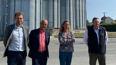 De gauche à droite, les trois membres du conseil d’administration du GIE SVP, Yves Nicolas, d’Eureden, Stéphane Deleau, de Valorex, Henri Tromelin, de Tromelin nutrition, et Alexandra Klouytten, responsable R & D de Tromelin.