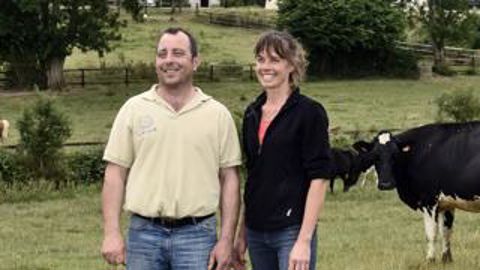 Elisabeth et Denis Piednoir, dans l’Orne, ont décidé de réduire leur production laitière pour redevenir acteurs de leur système et de leur vie.Cédric FAIMALI/ GFA